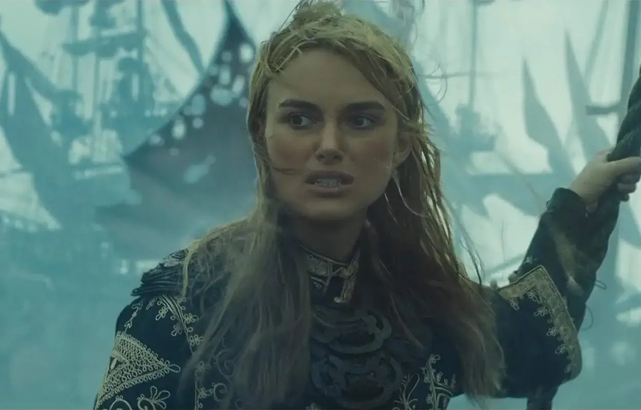 Keira Knightley i en dramatisk scen från filmer med Keira Knightley, med ett skepp i bakgrunden.