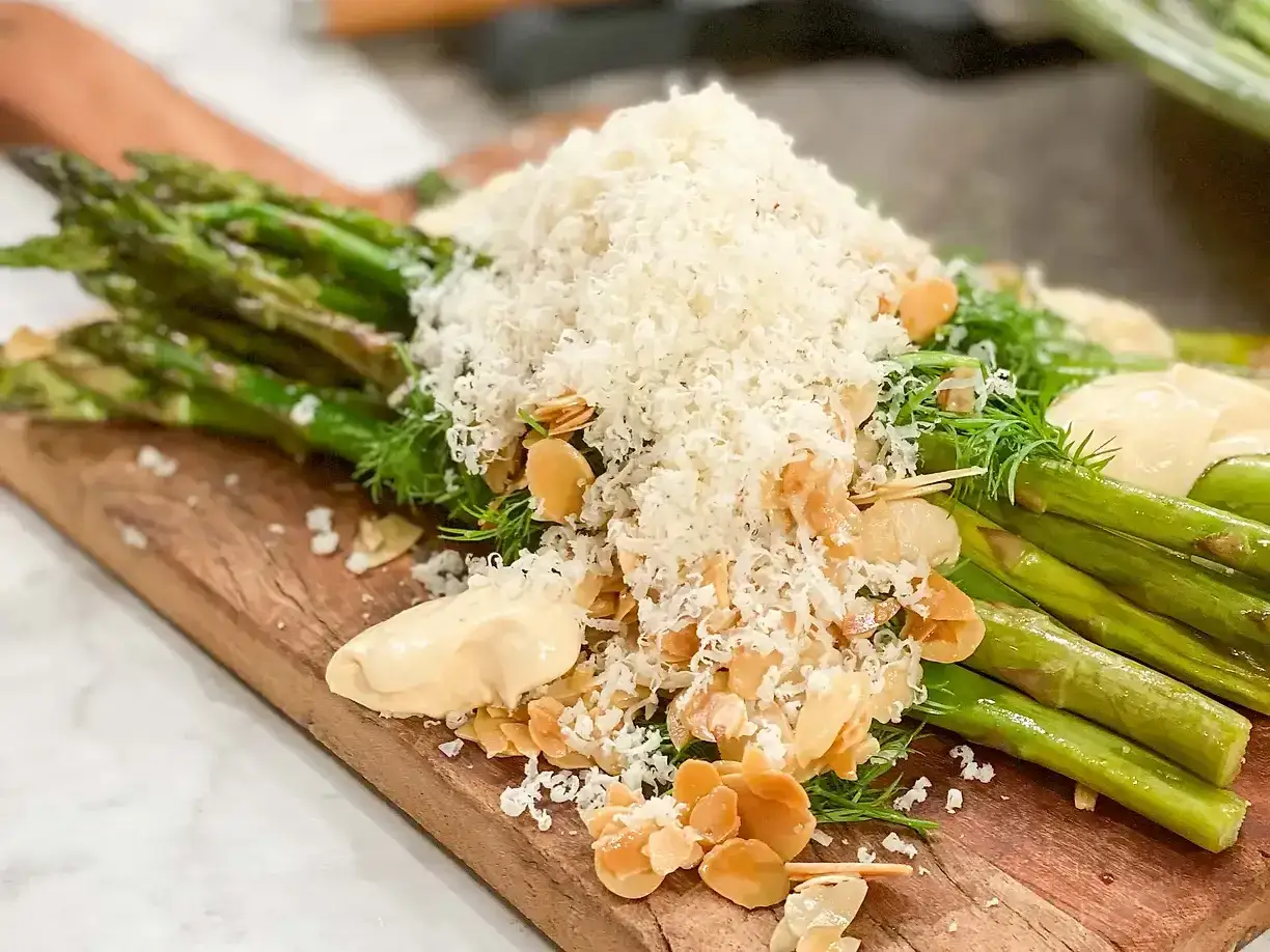 Grilla sparris med hyvlad parmesan, rostade mandlar och dill. En härlig sommarrätt!