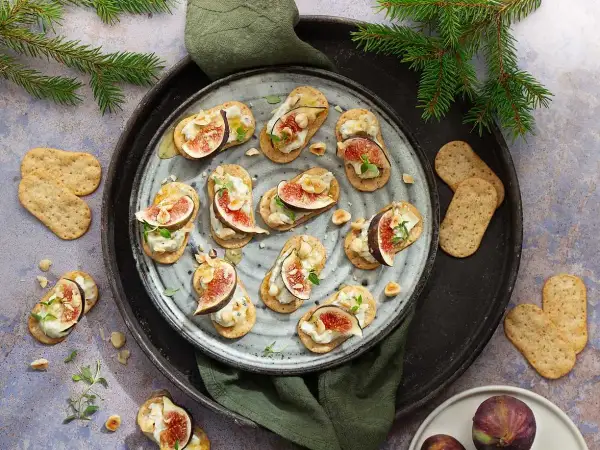 Smarriga kex med färskost, fikon och nötter. Perfekta tips på snacks till festen!