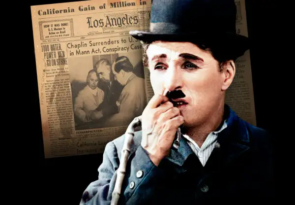 Charlie Chaplin, känd från filmer med charlie chaplin, på en tidningssida som rapporterar om hans överlämnande i en Mann Act-konspirationsrättegång.